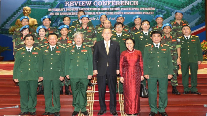 Tổng Thư ký LHQ Ban Ki-Moon cùng các lãnh đạo, sỹ quan Bộ Quốc phòng và Trung tâm GGHB Việt Nam, chiều 23/5.