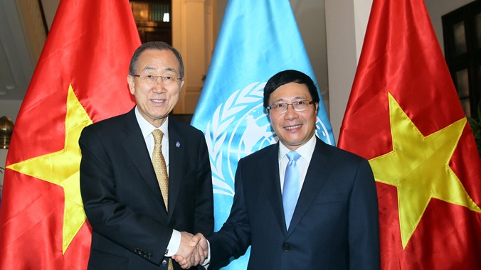 Phó Thủ tướng Phạm Bình Minh và Tổng Thư ký LHQ Ban Ki-moon. Ảnh: VGP/Hải Minh.