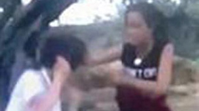 Thai phụ trẻ vác bụng bầu đánh ghen nữ sinh cấp hai