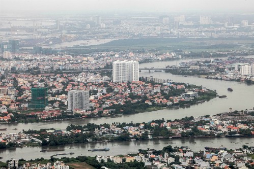 Sự năng động của trung tâm kinh tế lớn nhất nước cộng thêm giá nhà đất rẻ hơn so với Hà Nội đã khiến nhiều nhà đầu tư ngược dòng từ thủ đô vào Sài Gòn tậu bất động sản. Ảnh: QH.