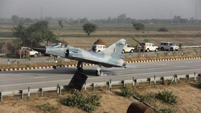 Chiếc phản lực Mirage 2000 đáp xuống xa lộ. Ảnh: TAF.