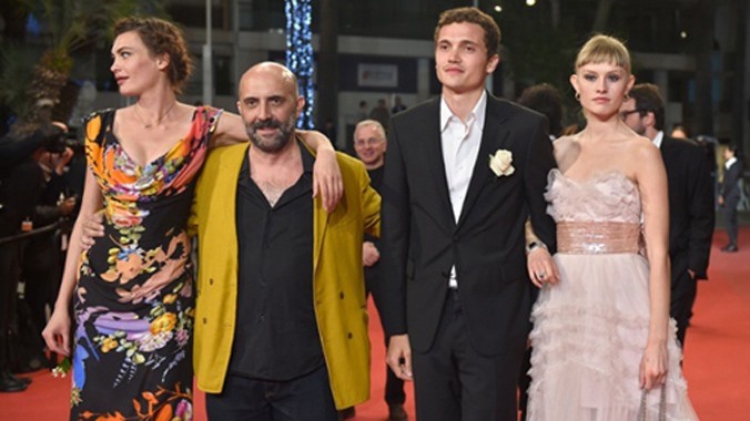 Đạo diễn Gaspar Nóe (áo vàng) và ba diễn viên chính phim "Love" trên thảm đỏ Cannes.