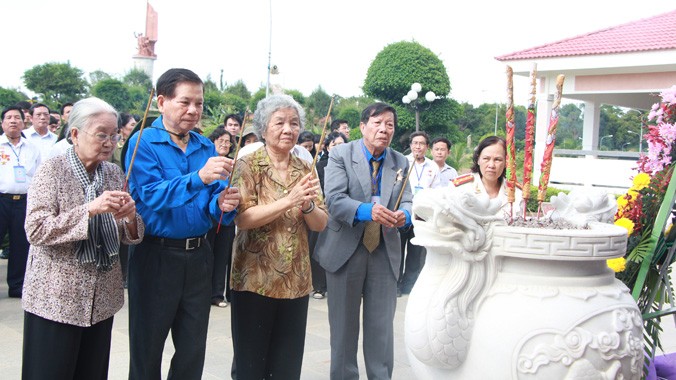 Nguyên Chủ tịch nước Nguyễn Minh Triết và các đại biểu dâng hương tại tượng đài Chủ tịch Hồ Chí Minh trong khu căn cứ Ban an ninh TW Cục miền Nam.