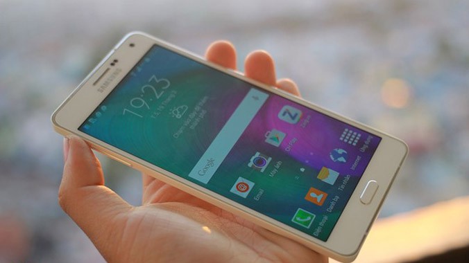 Galaxy A7 có lợi thế về kiểu dáng màn hình, thương hiệu nhưng cấu hình thấp hơn Bphone. Ảnh: Khương Nha.