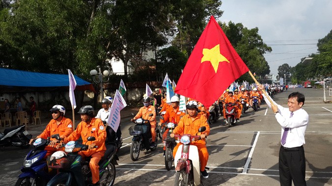 Đoàn xe tuần hành hưởng ứng Ngày hội tiết kiệm điện tại TP.Biên Hòa ngày 30/5. 