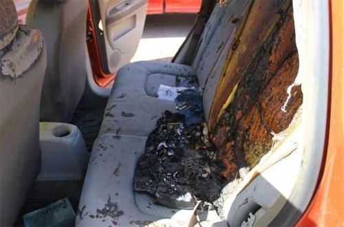 Ghế sau xe bốc cháy khi pin phát nổ và bắn ra sau. Ảnh:Glendale Fire Department.