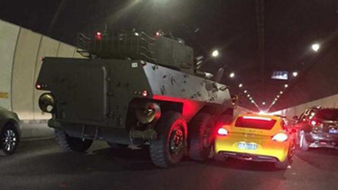 Khi di chuyển trong đường hầm ở Trùng Khánh, cỗ pháo tự hành PTL-02 của Quân đội Trung Quốc đã húc phải siêu xe Porsche, rất may không có thương vong.