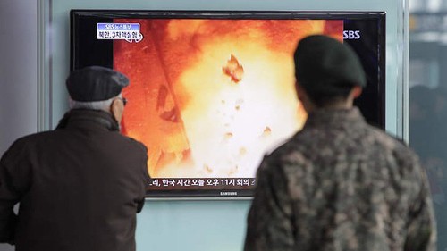 Hai người Hàn Quốc theo dõi tin tức về vụ thử nghiệm hạt nhân của Triều Tiên năm 2013. Ảnh: tomnichols.