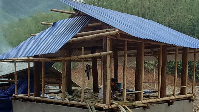 Đồng bào huyện Quan Sơn (Thanh Hóa) dựng lại nhà sau khi mưa lốc làm hư hỏng.