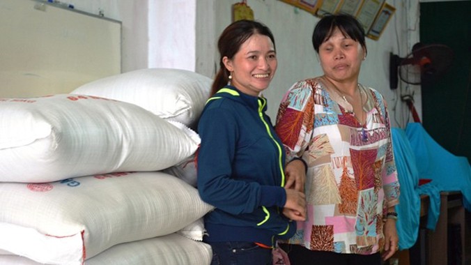Chị Hồng tặng 700 kg gao cho Hội người mù quận Tân Bình. Ảnh: Trường Nguyên.
