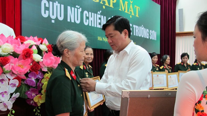 Bộ trưởng GTVT Đinh La Thăng trao kỷ niệm chương Vì sự nghiệp GTVT cho các nữ lái xe Trường Sơn.