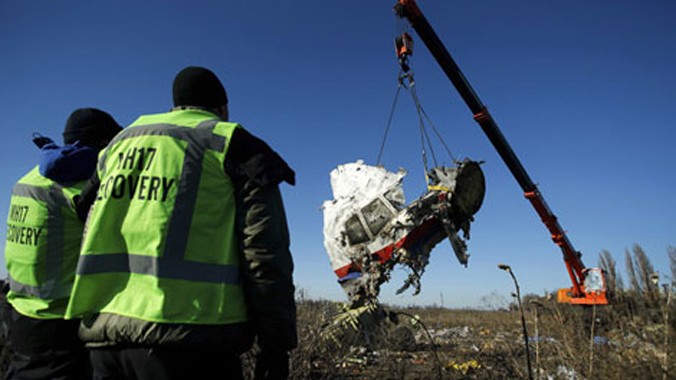 Thu hồi xác máy bay MH17 để điều tra.