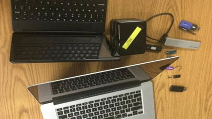 Laptop, ổ cứng và USB của Chris Roberts bị FBI tịch thu.
