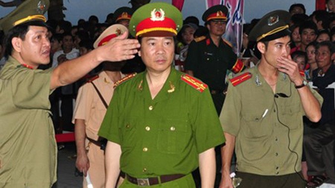 Đại tá Đỗ Văn Lực (giữa) trong buổi chỉ đạo đảm bảo an ninh trật tự tại lễ hội Carnaval Hạ Long.