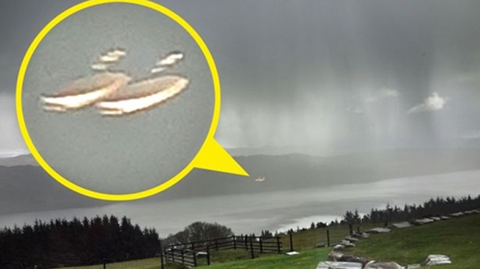Hai vật thể bay lơ lửng phía trên hồ Loch Ness. Ảnh: Huffington Post.