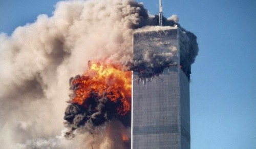 Hai toà tháp Trung tâm Thương mại Thế giới ở New York bị tấn công khủng bố ngày 11/9/2001. Ảnh: AP.