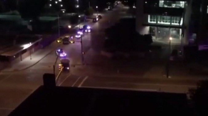 Vụ đọ súng diễn ra ở trụ sở cảnh sát thành phố Dallas. Nguồn: Huff Post.