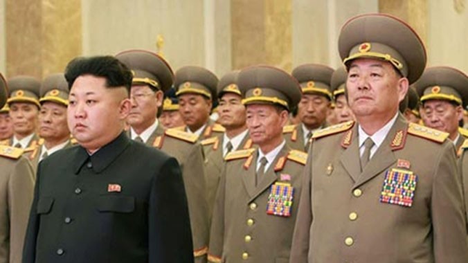 Lãnh đạo Triều Tiên Kim Jong-un (trái) và Bộ trưởng Quốc phòng Hyon Yong-chol tại một sự kiện hôm 16/2 ở Bình Nhưỡng. Ảnh: CFP.