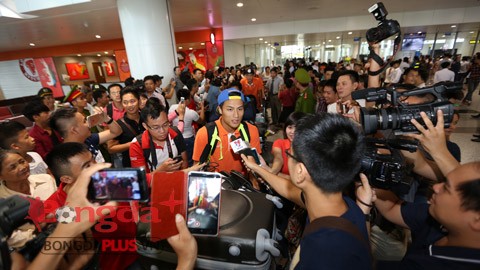 Cầu thủ U23 Việt Nam trở về trong sự chào đón nồng nhiệt của đông đảo NHM. Ảnh: Đức Cường.