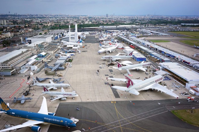 Toàn cảnh Triển lãm Hàng không Paris (Paris Air Show) năm nay. Sự kiện diễn ra tại sân bay Le Bourget, phía Bắc Paris, từ 15/6-21/6. Khoảng 300.000 chuyên gia hàng không và người xem được dự kiến sẽ tham dự. Nhiều thương vụ mua bán lớn cũng sẽ được tiến h