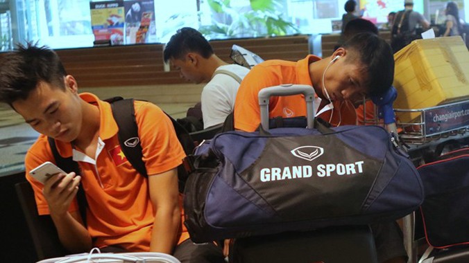Cầu thủ U23 Việt Nam khá mệt mỏi khi không ngủ đủ giấc. Gần 12h đêm qua, toàn đội mới trở về khách sạn nghỉ ngơi, sau khi nhận HCĐ ở sân vận động Sports Hub.