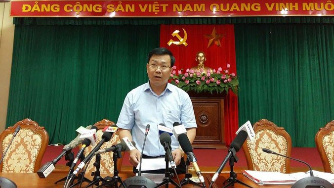 Lãnh đạo Sở Xây dựng Hà Nội thông tin với các phóng viên về việc khắc phục hậu quả sau trận mưa dông lịch sử vừa qua. Ảnh Dũng Nguyễn.