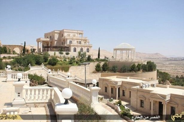 Các thủ lĩnh lực lượng Nhà nước Hồi giáo tự xưng ( IS) được cho là đang sống trong cung điện dát vàng từng thuộc về tầng lớp quý tộc ở Syria.
