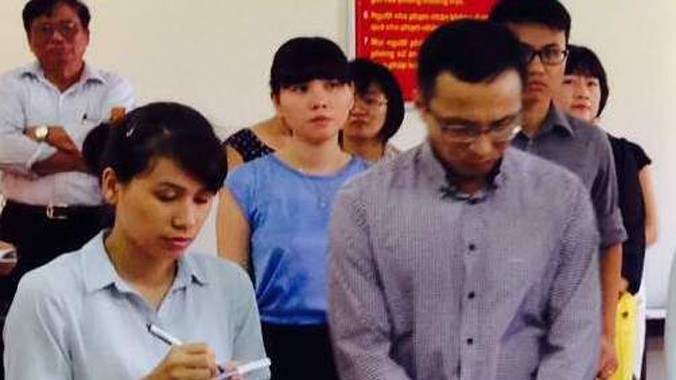 Đại diện Cty Keangnam vina (thứ hai từ trái qua) nghe tòa tuyên án. Ảnh: Hà Anh.