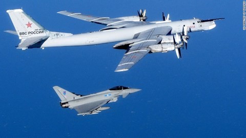 Chiếc máy bay ném bom Tu-95 (trên) bị một chiếc máy bay của Không lực Hoàng gia Anh bay chặn phía sau hồi tháng 9/2014.