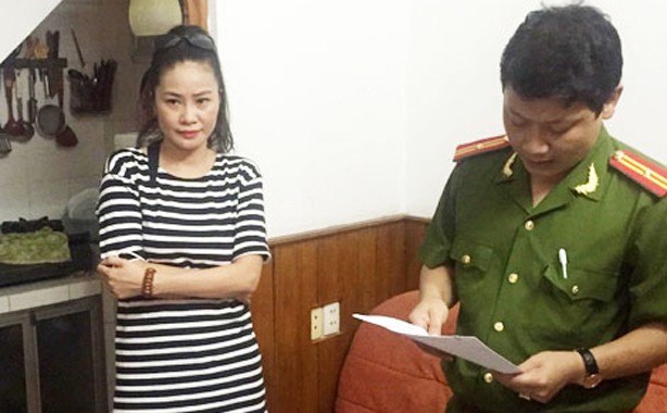 Cơ quan Công an đọc lệnh bắt giữ đối tượng Trần Thị Hương Giang.