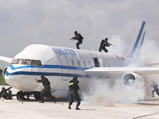 Lực lượng CA diễn tập phòng chống khủng bố máy bay. Ảnh: S.T.