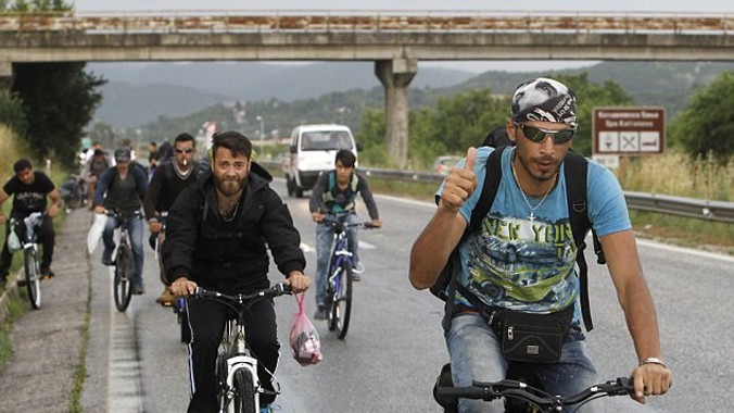 Trong hành trình chạy loạn từ Trung Đông sang Anh, khi đến Macedonia, người tị nạn từ Syria và Iraq phải dùng xe đạp để tiến sang Serbia.