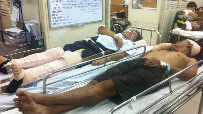 Hai nạn nhân bị thương nặng là ông Khanh (chấn thương sọ não, gãy cả 2 đùi) và ông Sang (chấn thương sọ não, kèm đa chấn thương). Ảnh: Quốc Ngọc.