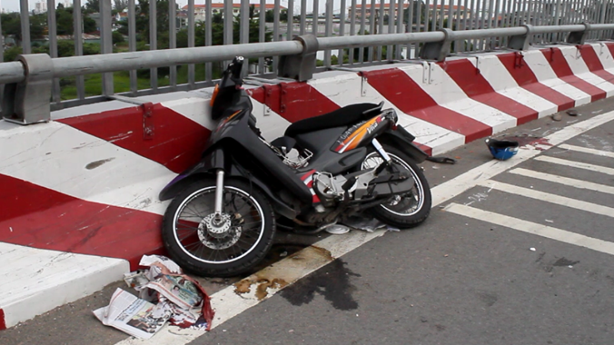 Chiếc xe gắn máy của nạn nhân nằm dựa vào thành cầu.