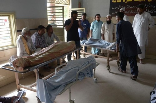 Người thân tập trung bên thi thể một nạn nhân chết vì sốc nhiệt ở thành phố Karachi, Pakistan, hôm nay. Ảnh: AFP.