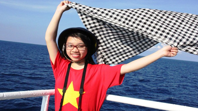 Nữ sinh sáng tác 150 bài thơ về Trường Sa trên tàu Hải quân ra Trường Sa. Ảnh: Nguyễn Duy/VnExpress