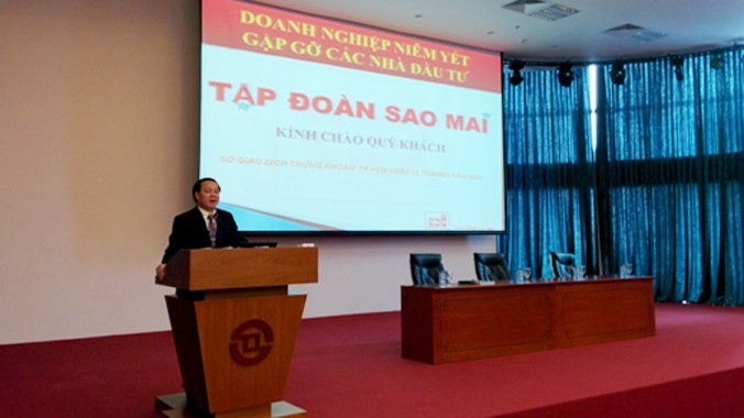 Ông Lê Thanh Thuấn - Chủ tịch HĐQT Sao Mai Group đối thoại với nhà đầu tư.