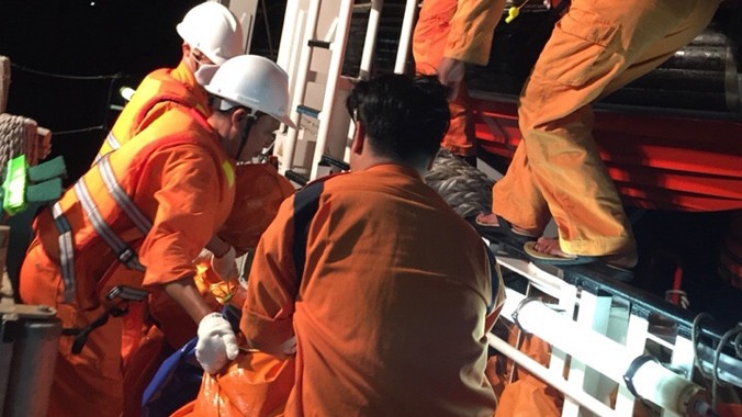 Lực lượng cứu nạn hàng hải đưa nạn nhân lên tàu về đất liền.