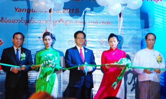 Thủ tướng Nguyễn Tấn Dũng cắt băng khánh thành Giai đoạn I Khu phức hợp HAGL tại Rangon. Ảnh XB.