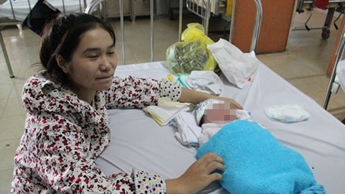 Bé trai sơ sinh được chăm sóc tại bệnh viện Q.9.