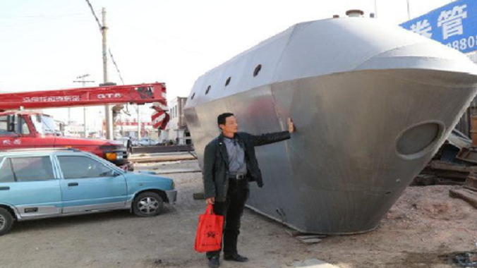 Du Xiutang bên chiếc tàu ngầm của mình. Ảnh: Getty Images.