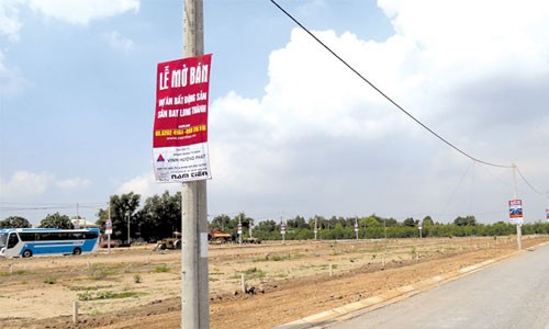 Bảng quảng cáo bất động sản ăn theo dự án sân bay Long Thành được treo khắp nơi ở Đồng Nai. Ảnh: NB.