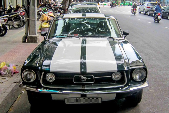 Chiếc xe cổ cơ bắp được sơn lại màu xanh trắng tương tự mẫu xe xuất hiện trong bộ phim bom tấn Hollywood.