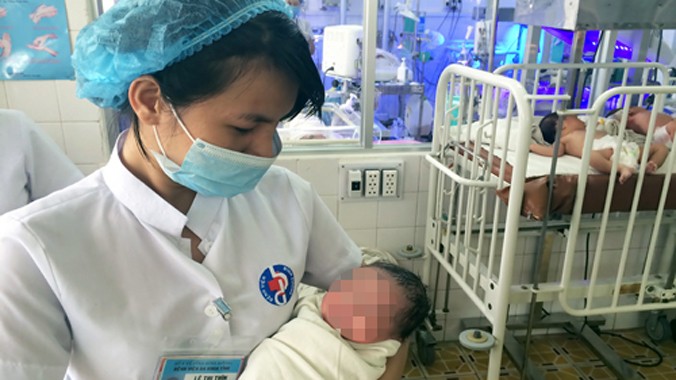 Bé Nguyễn Thành Danh bị bỏ rơi được chị Yến mang đến bệnh viện: Ảnh: Nguyệt Triều/ VnExpress