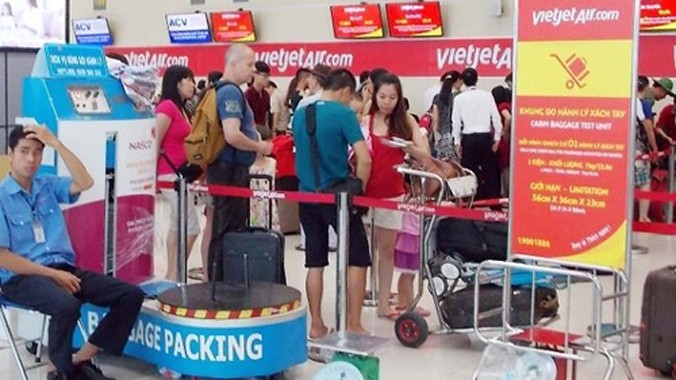 Hành khách làm thủ tục check in tại sảnh E sân bay quốc tế Nội Bài.