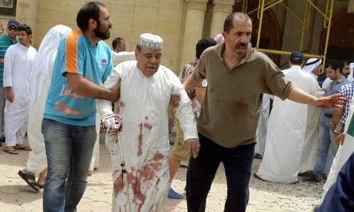 Một người đàn ông đang được đưa khỏi hiện trường sau vụ tấn công tự sát nhằm vào nhà thờ Hồi giáo ở Kuwait. Ảnh: EPA.