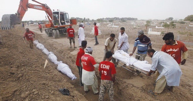 Trong ngày 26 và 27/6, nhà chức trách Pakistan chôn tập thể 140 người chết vì nắng. Reuters dẫn lời người phụ trách Tổ chức từ thiện Edhi cho biết, tính tới ngày 26/5, số nạn nhân thiệt mạng vì nắng nóng đã lên tới 1.150, với 200 tử thi chưa thể xác định 