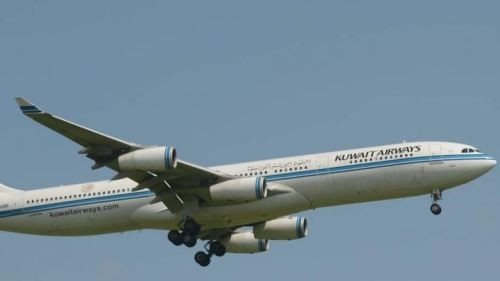 Máy bay Kuwait hạ cánh khẩn cấp xuống sân bay Anh. Ảnh: International Business Times.