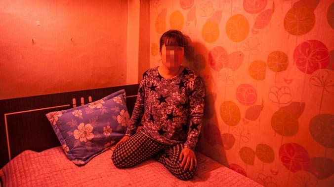 Kim Jeong Mi, một gái mại dâm, hành nghề tại khu đèn đỏ Cheongryangri ở Seoul. Ảnh: New York Times.