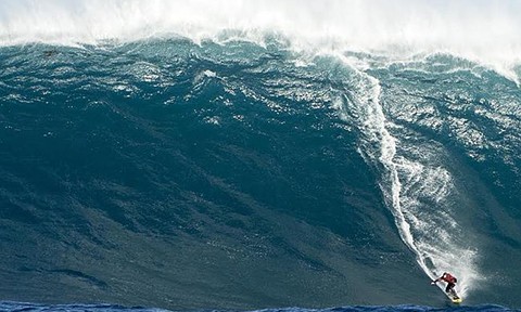 Con sóng cao 18 mét chuẩn bị đổ ập xuống phía sau Justin Holland vào sáng 27/6. Ảnh: Jamie Scott.